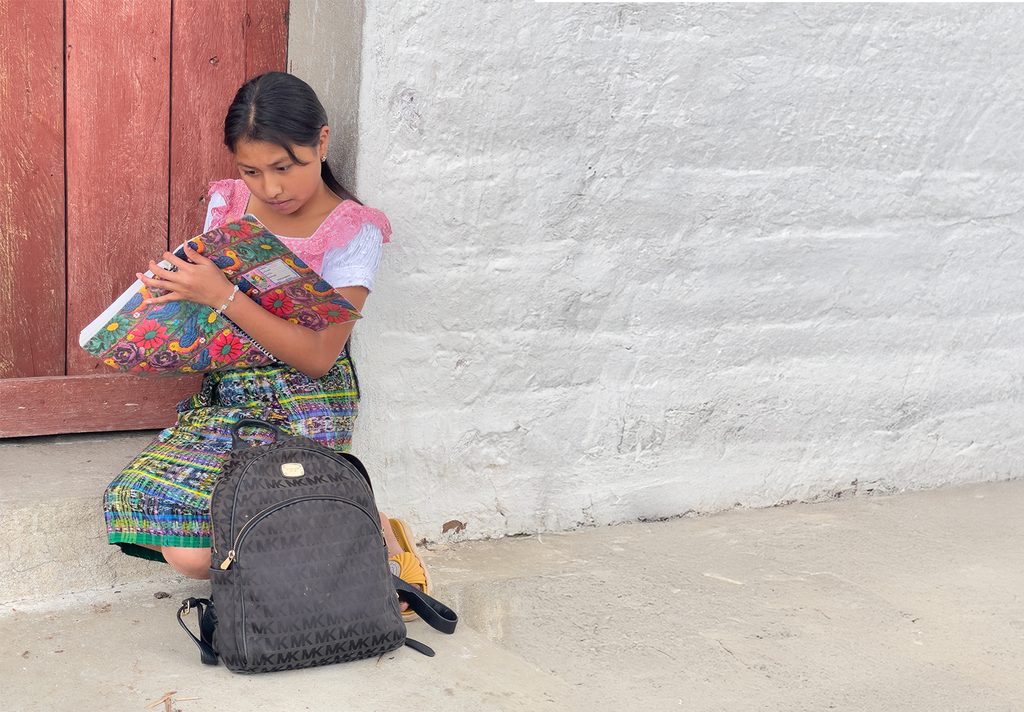 Kimberly haciendo sus tareas escolares en casa.
