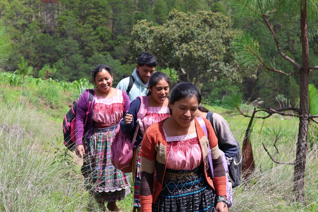 Kimberly caminando a clases junto a sus compañeros en una comunidad rural de Guatemala.