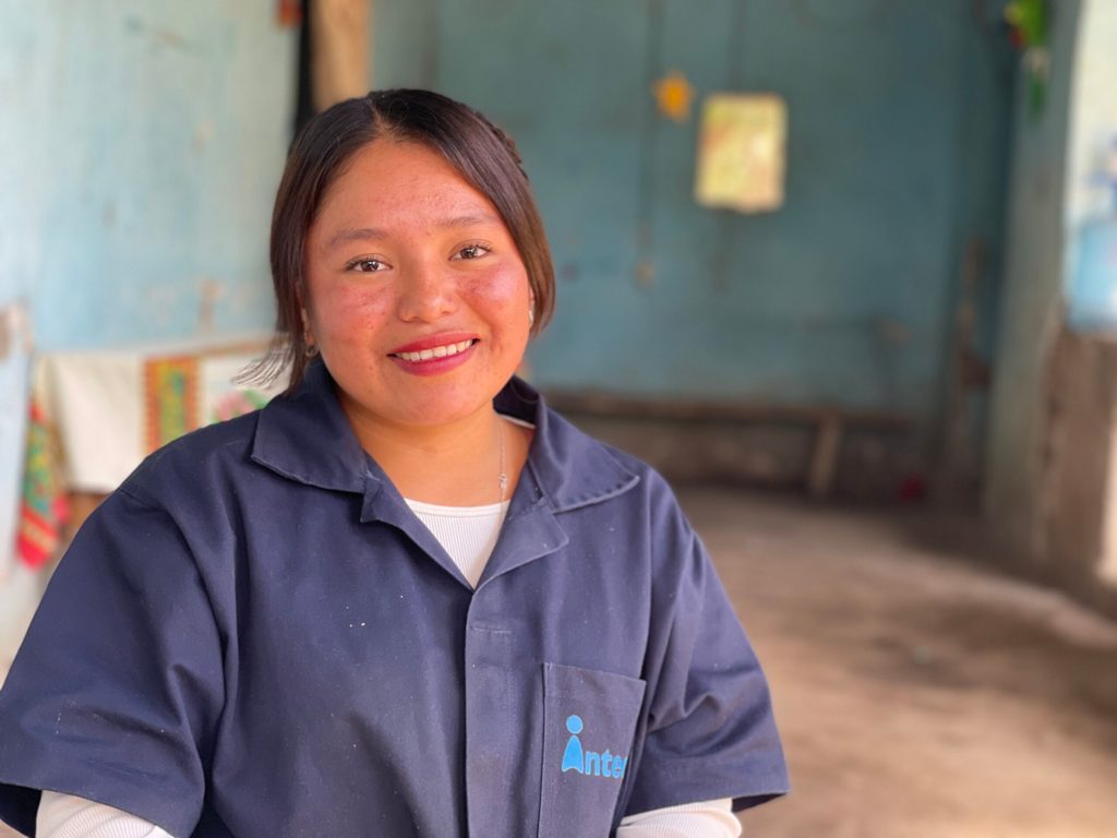 Claudia tomó el curso de reparación de motocicletas porque es algo que le apasiona.