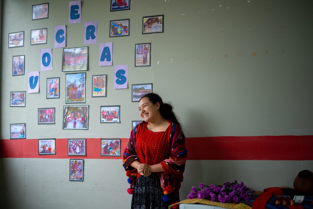 Joven lideresa hablando sobre el trabajo de las voceras juveniles.