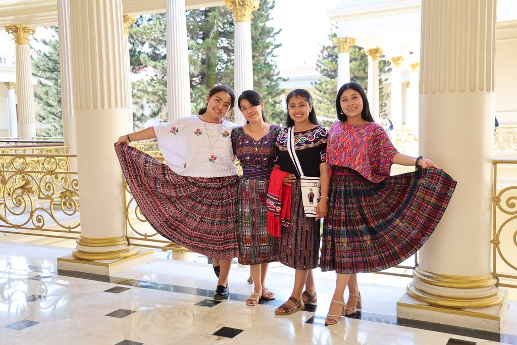 Ailin, Gaby, Jessica y Heidy participan en el encuentro regional “Voces que Inspiran” en El Salvador.