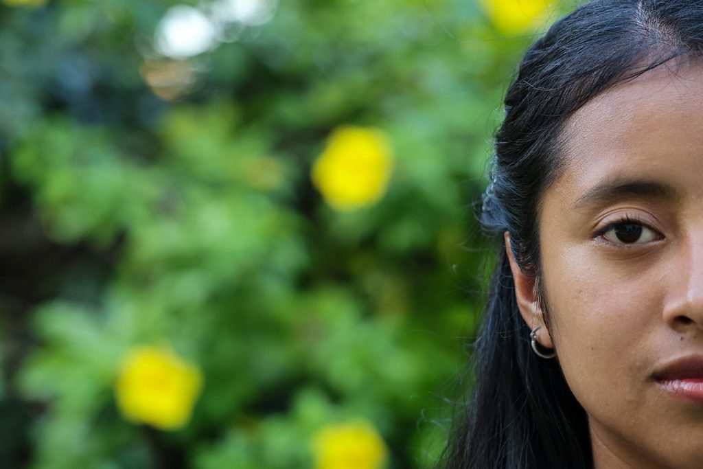 Rostro de Jessica, joven guatemalteca de la Red Juventudes en Acción, en primer plano durante el encuentro regional en El Salvador.