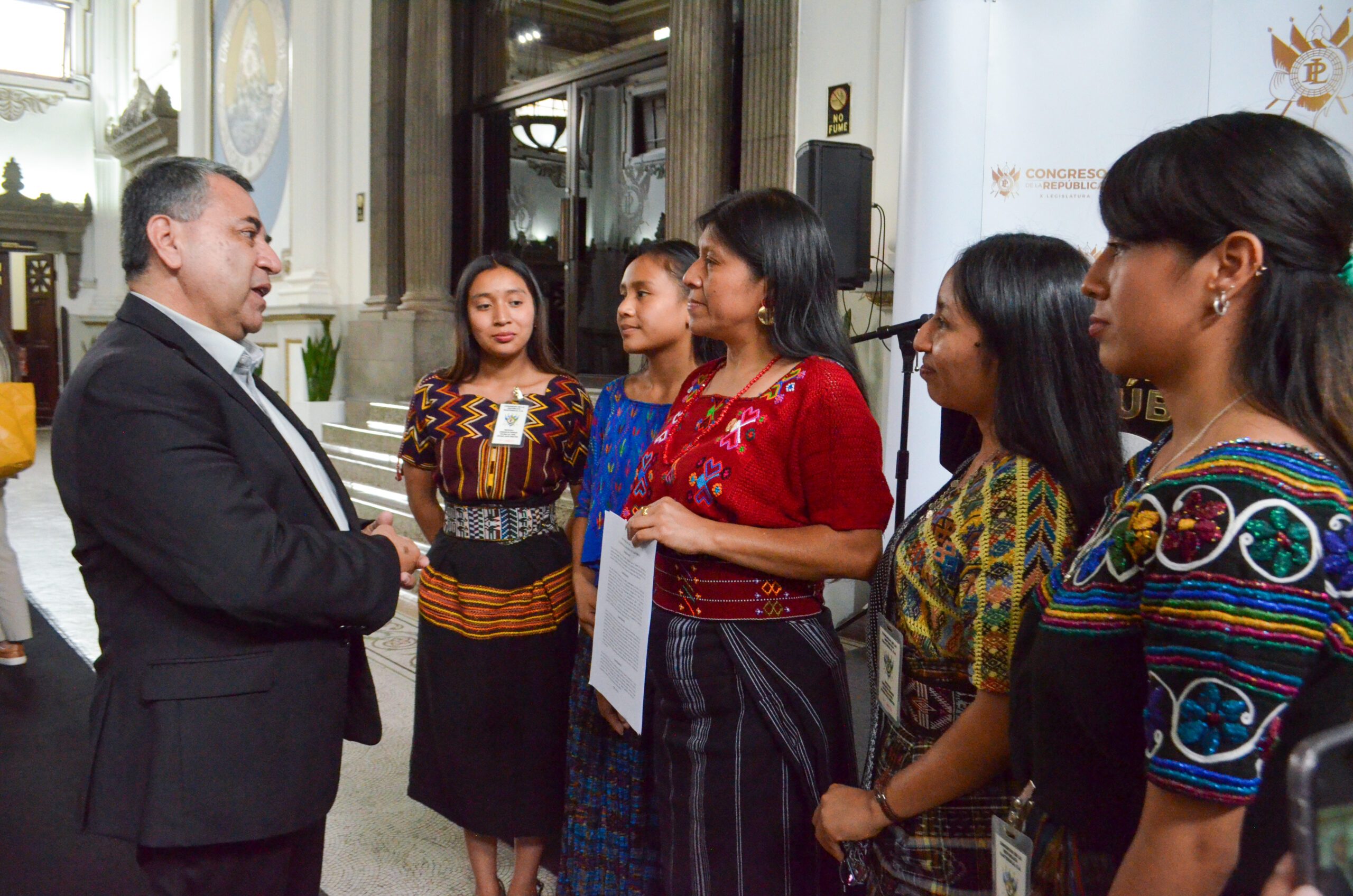 Niñas voceras junto a Nicolás Véliz, representante de país de Plan International Guatemala, y la diputada presidenta de la Comisión de la Mujer del Congreso.