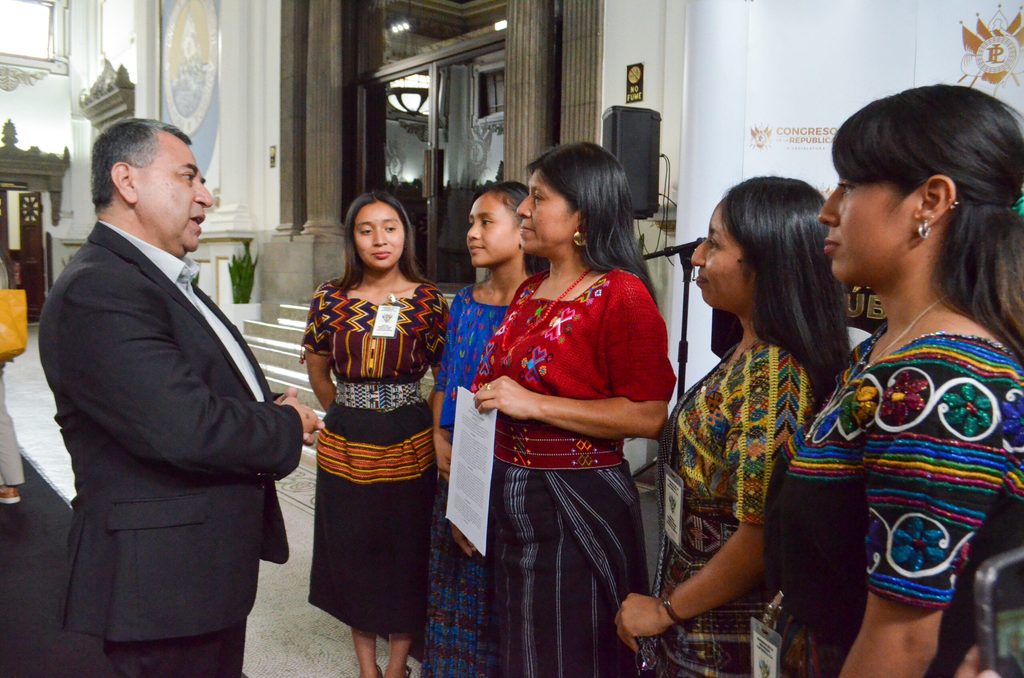 Niñas voceras junto a Nicolás Véliz, representante de país de Plan International Guatemala, y la diputada presidenta de la Comisión de la Mujer del Congreso.