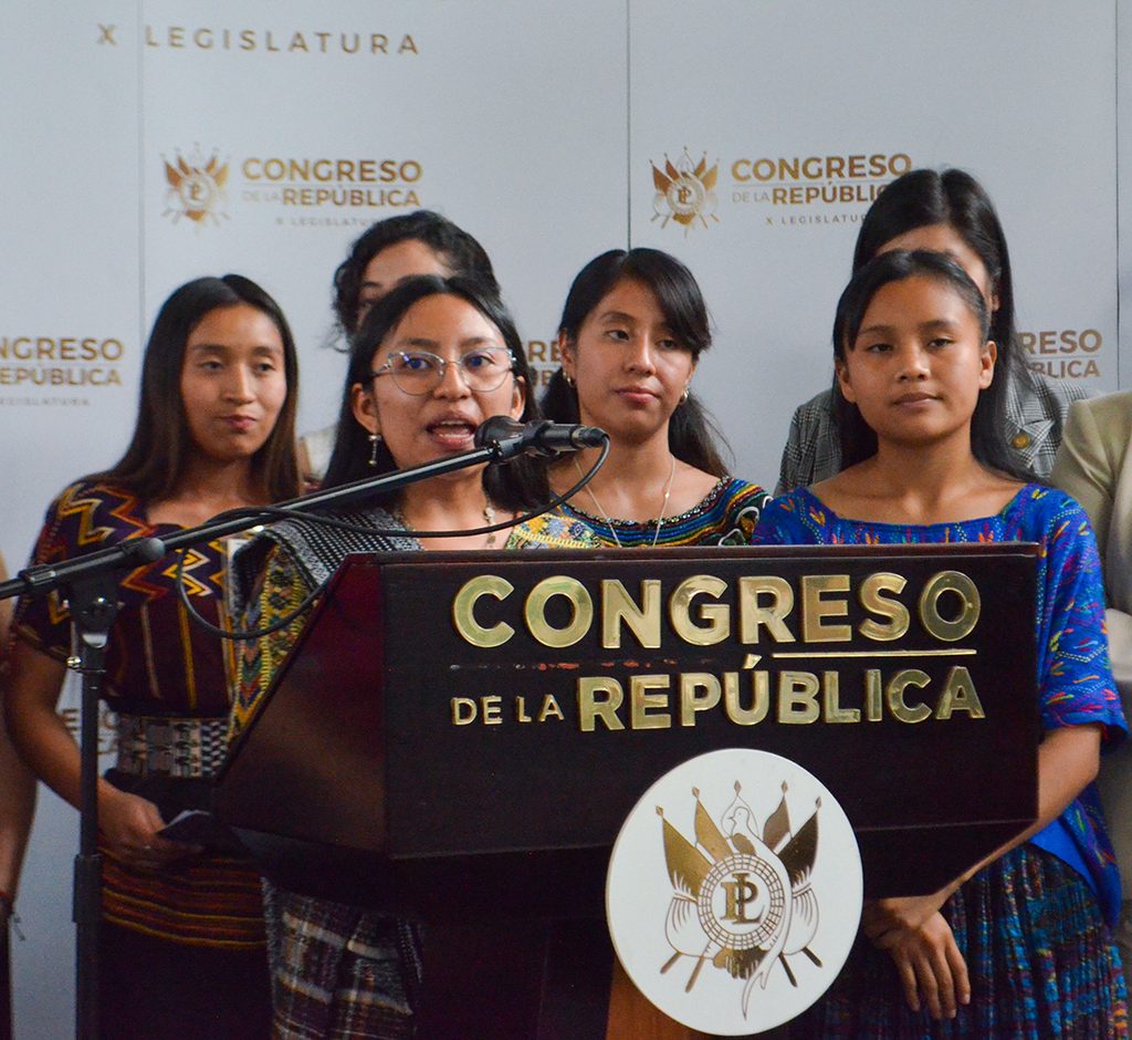 Niñas voceras en el estrado del Congreso de la República de Guatemala durante la toma de poder por el Día de la Niña.