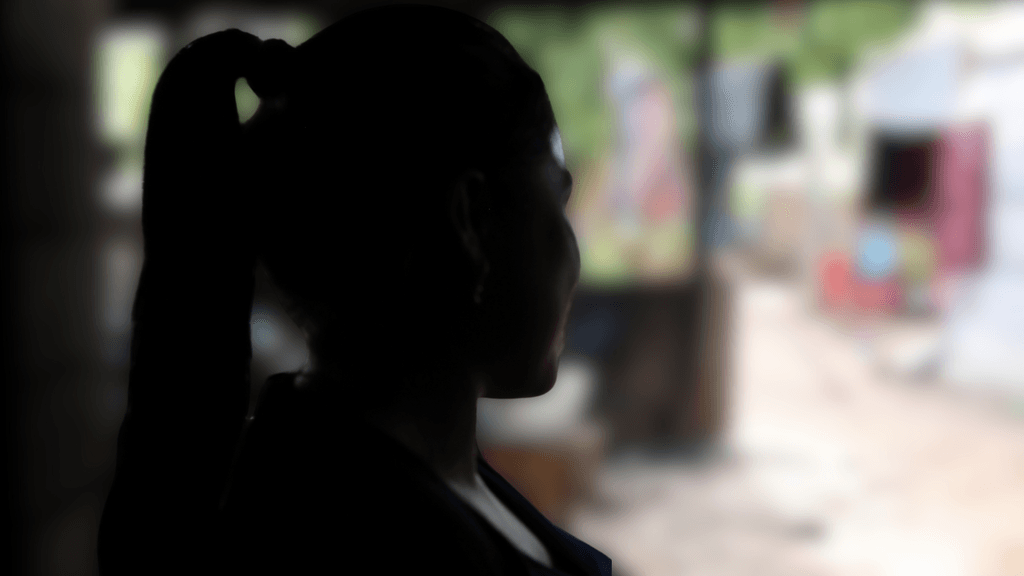 Retrato en silueta de Miranda en su comunidad de Quiché, cuenta su historia sobre matrimonio infantil.