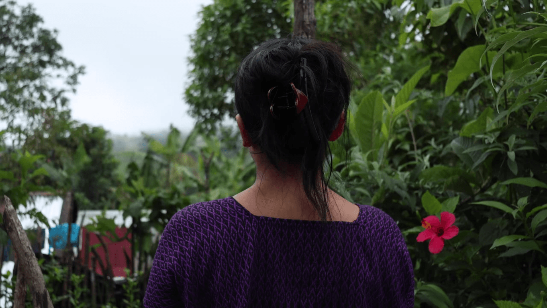 Jennifer, con determinación y esperanza, sueña con convertirse en maestra para guiar a otros niños y niñas en su aprendizaje.