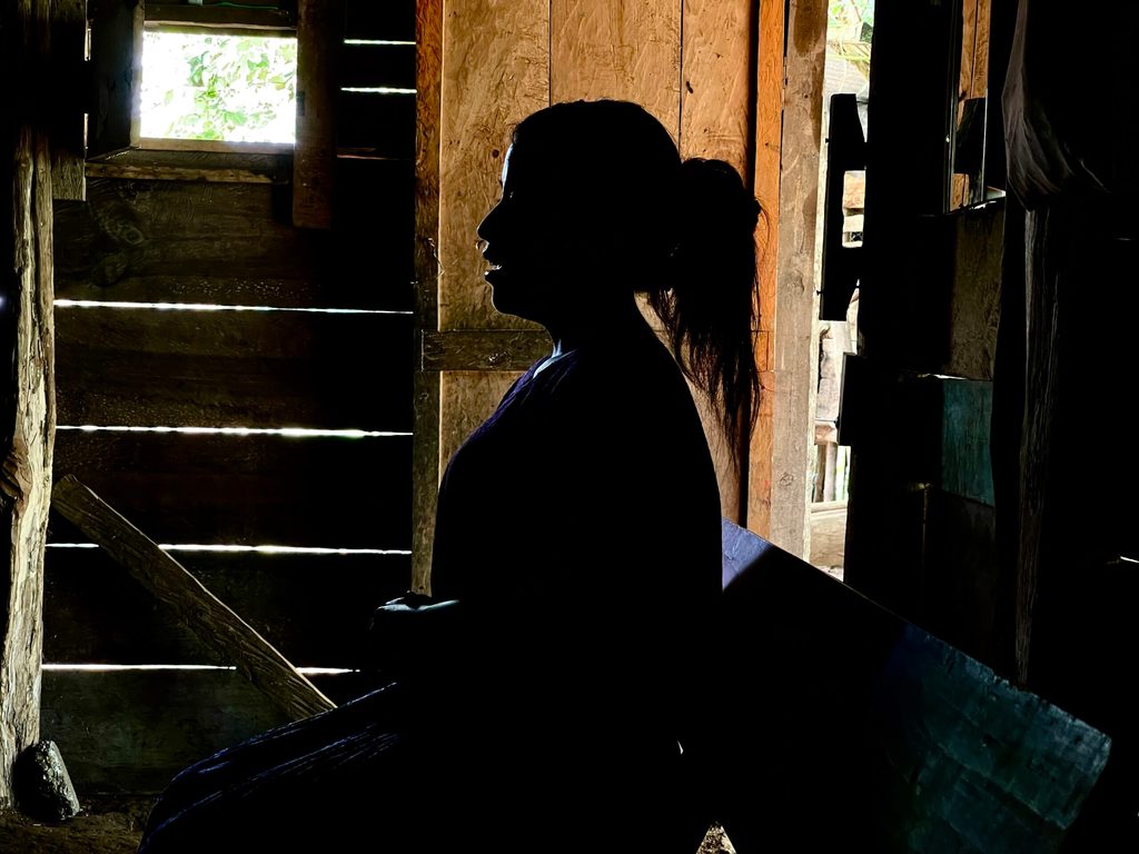 Jennifer comparte su historia. Su testimonio refleja fortaleza y esperanza para construir un mejor futuro junto a su hija.