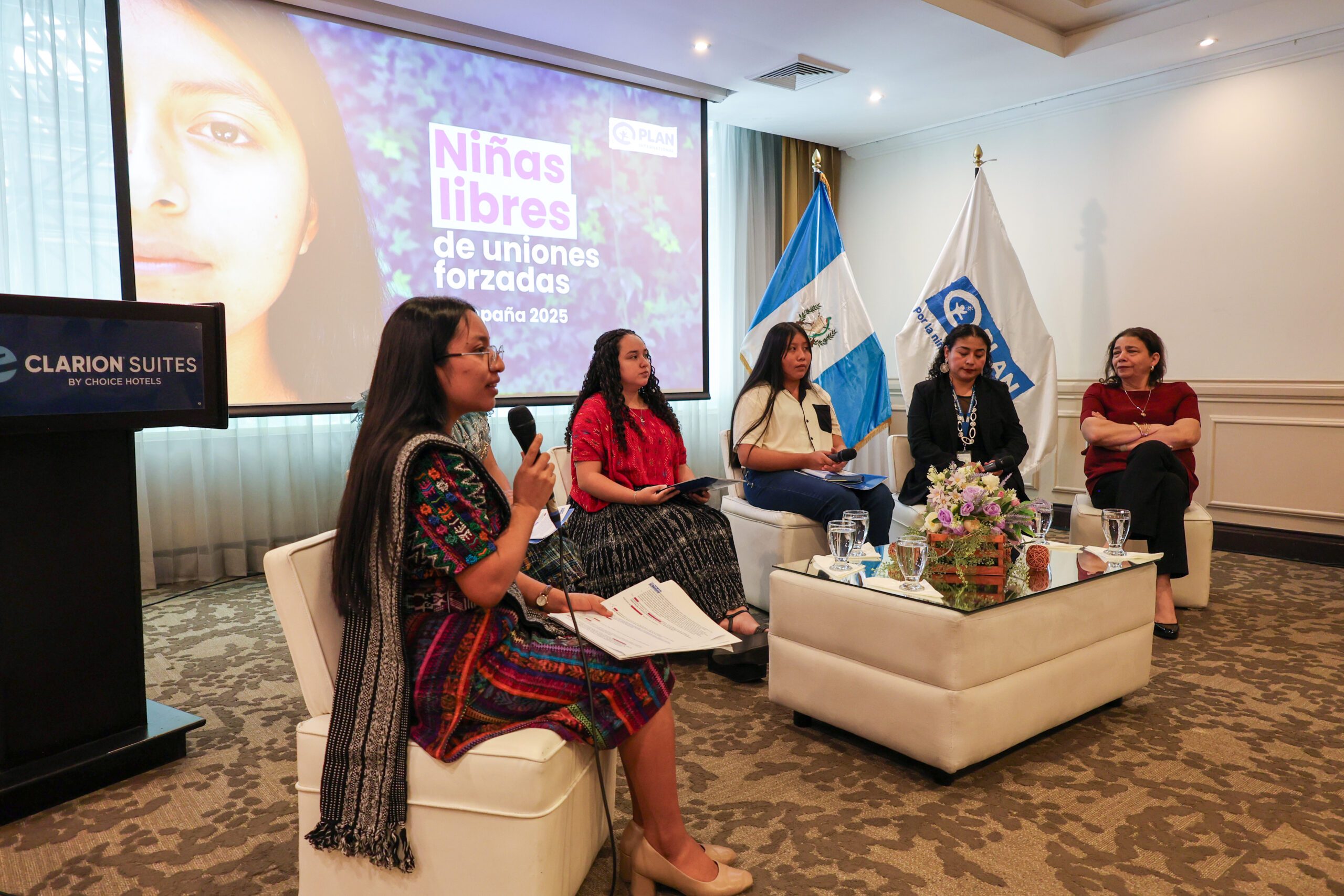 Voceras de Quiché, Jalapa, Alta Verapaz y Baja Verapaz participan en un conversatorio durante el evento nacional por el Día de la Niña en Guatemala.