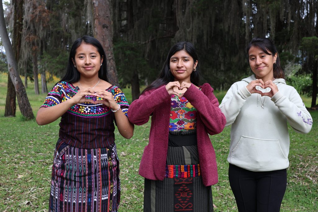 Tres jóvenes de pie frente a cámara, expresando su postura sobre la igualdad y la eliminación de la violencia contra las mujeres.