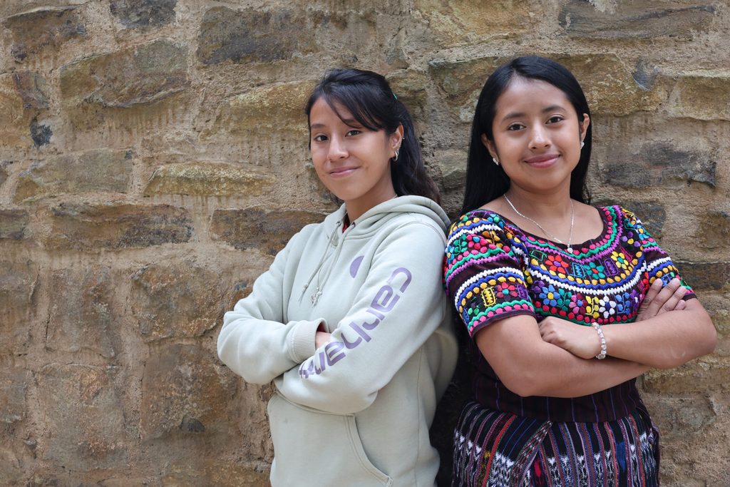 Dos jóvenes frente a cámara comparten su postura sobre la igualdad y la eliminación de la violencia contra las mujeres.