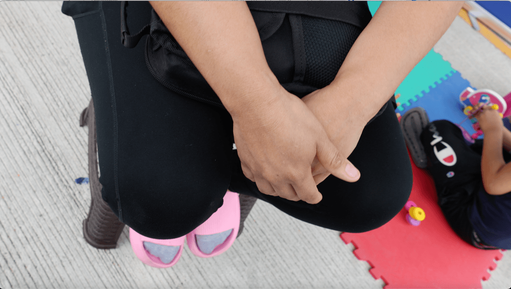 Andrea relatando su experiencia en un espacio de atención a personas en situación de movilidad humana.