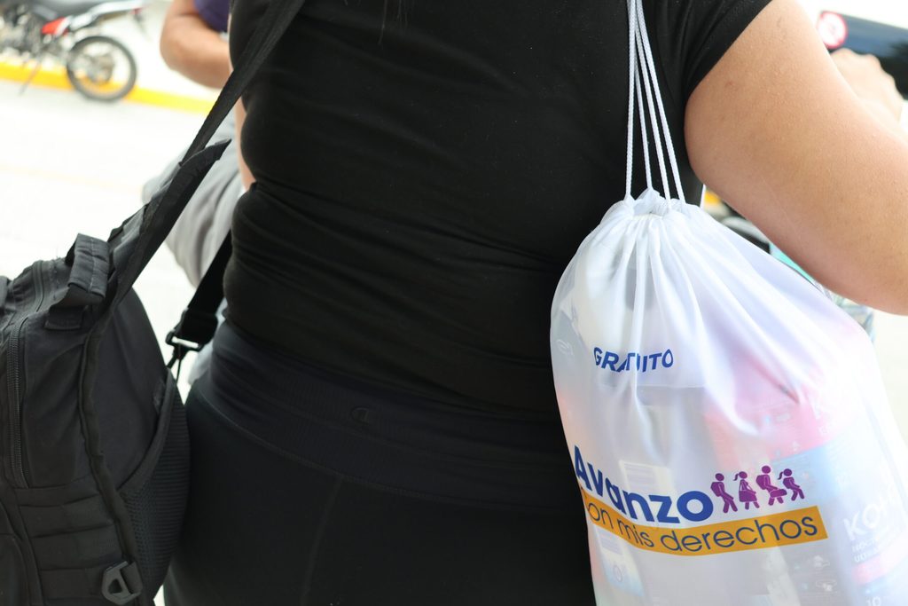 Andrea con un kit de higiene menstrual entregado como parte de la atención en territorio.