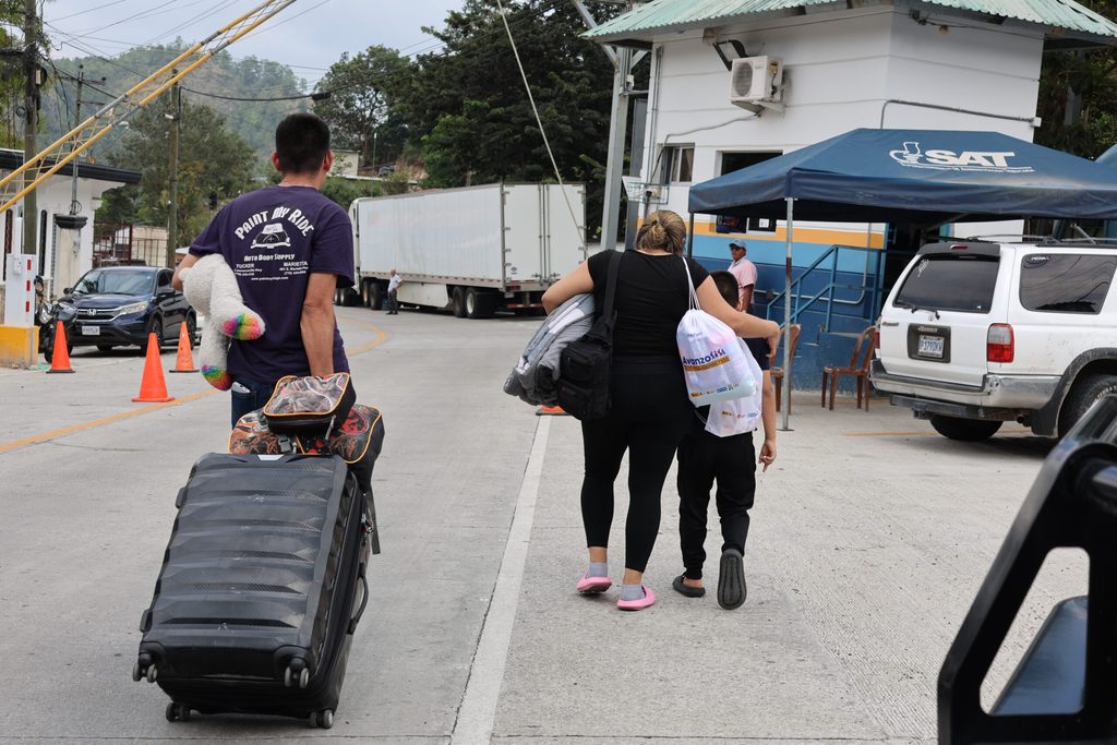 Familia caminando junta en contexto de movilidad humana durante su recorrido.
