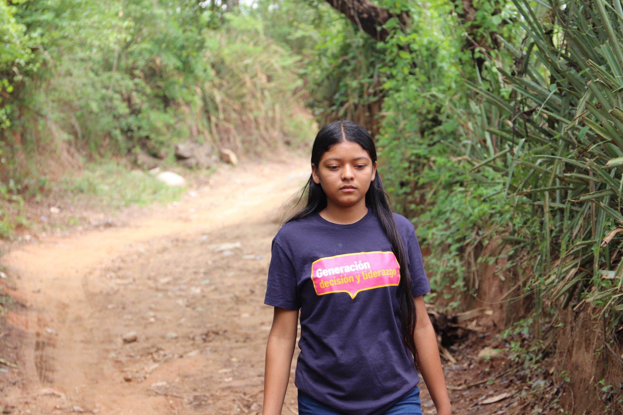 Rixi-lideresa-por-la-educacion-menstrual-en-Choluteca-camina-hacia-su-casa