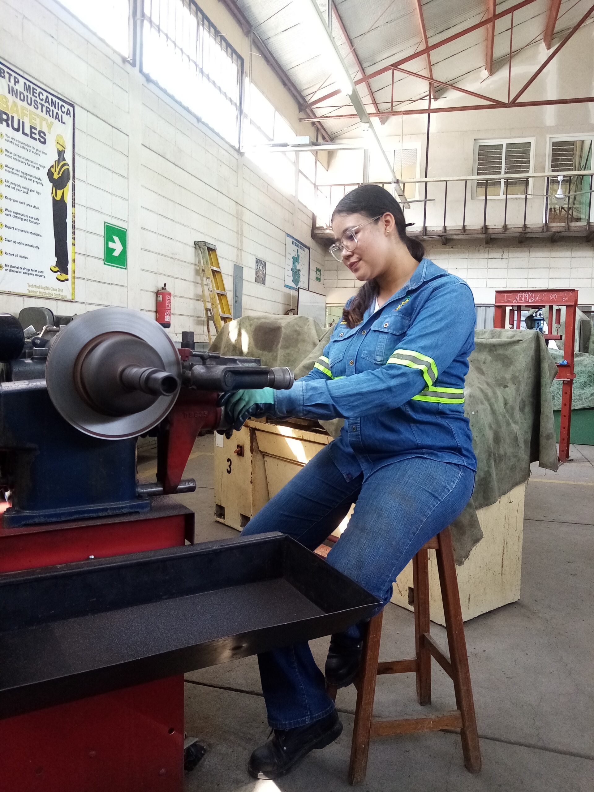 Lizzy aprovechando las oportunidades educativas en su comunidad para lograr su acceso a un futuro mejor.