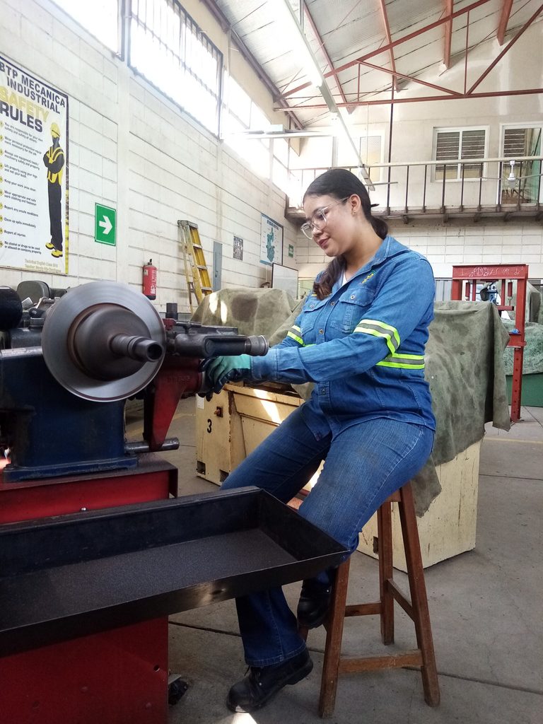 Lizzy aprovechando las oportunidades educativas en su comunidad para lograr su acceso a un futuro mejor.