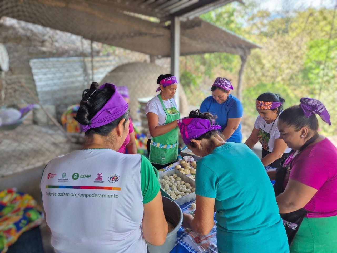 Grupo de Mujeres Campesinas ''Fe y Esperanza'' trabajando en su emprendimiento.