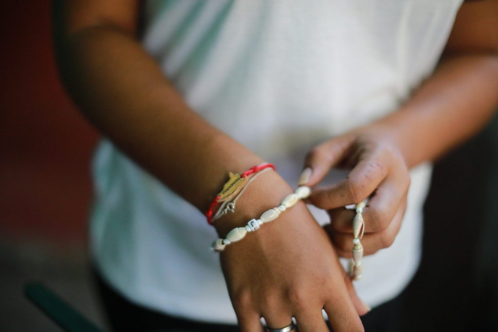 Katheryn mostrando su bisutería