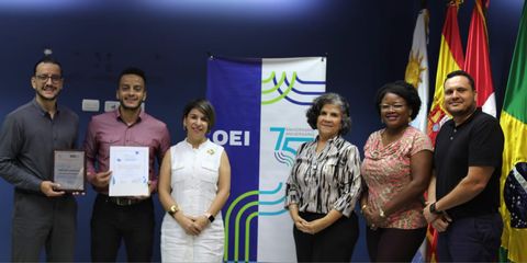 Plan Honduras recibe Premio Bienal OEI