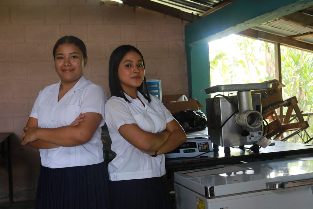 Aylin y Grecia en la cocina donde elaboran sus productos. @Plan International