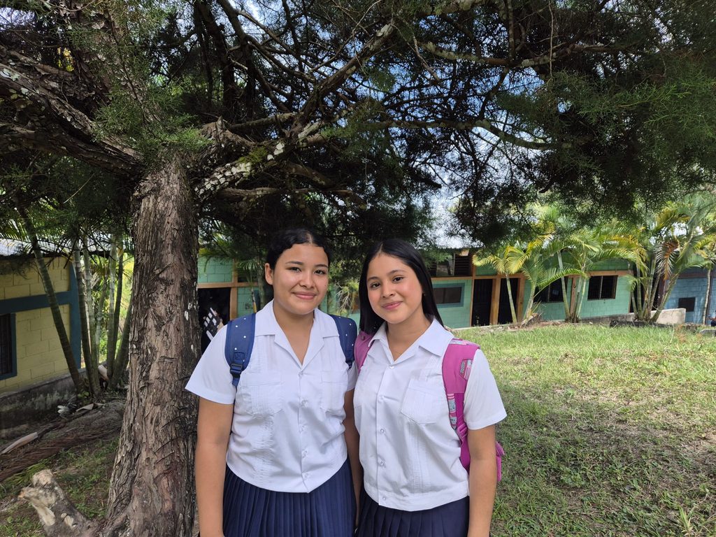Aylin y Grecia camino a clases @Plan International