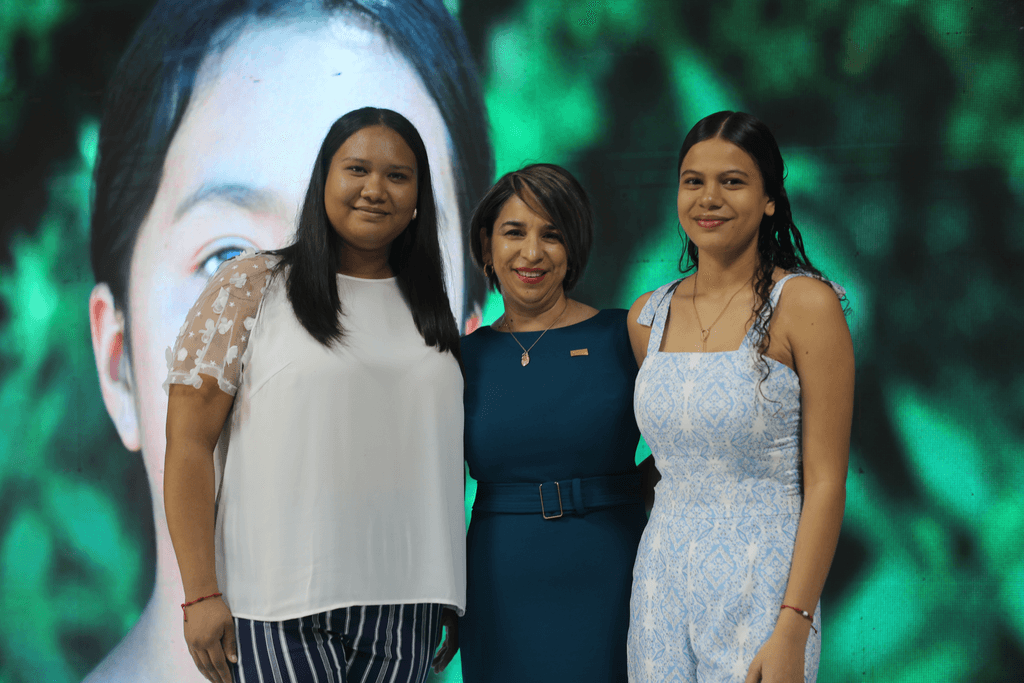 Pamela y Karol, paricipantes de nuestros programas junto a Karla Cueva, Representante de País