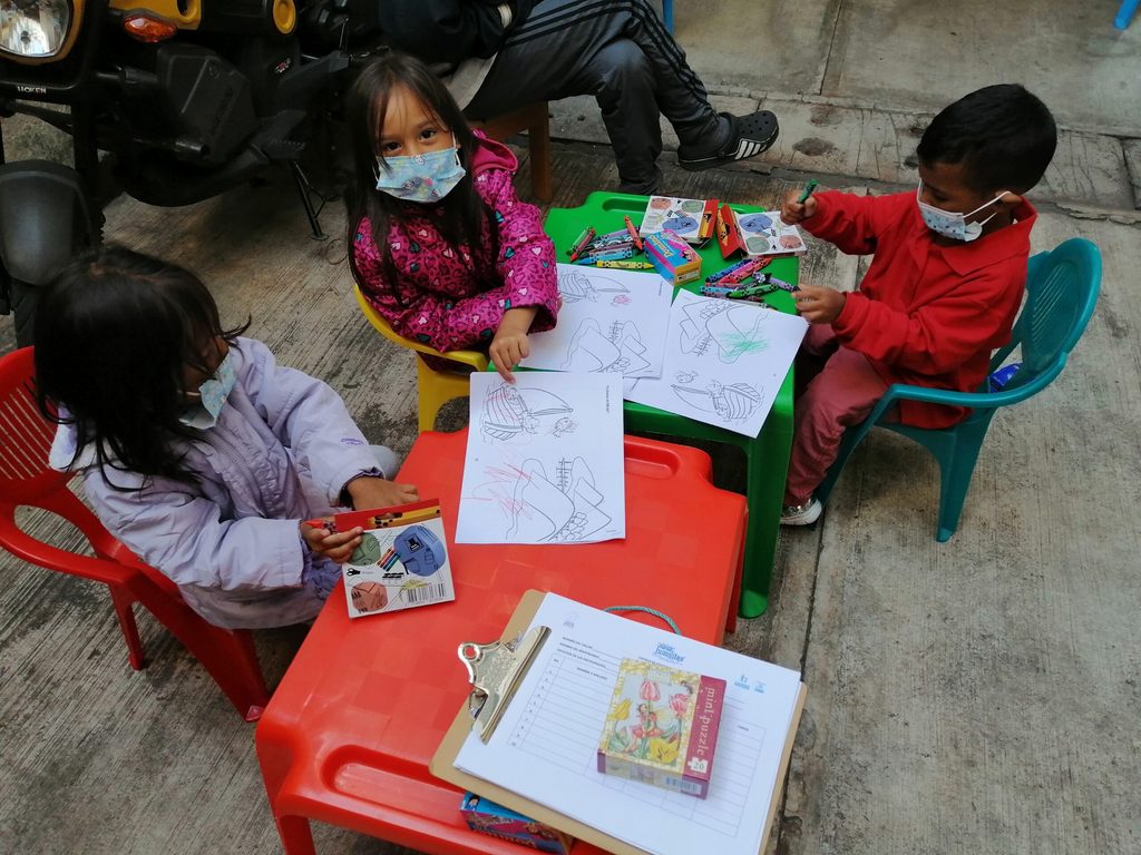 Niñas y niños participantes del proyecto realizan actividad organizada en un albergue