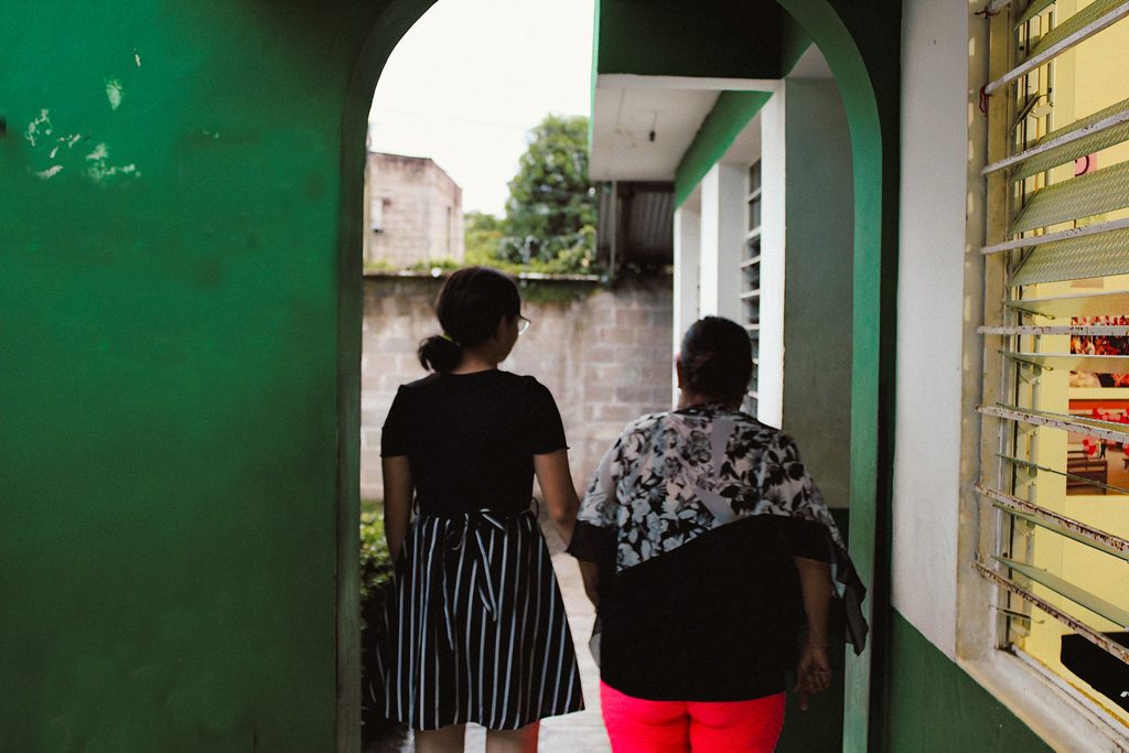Dalia adolescente migrante y su abuela