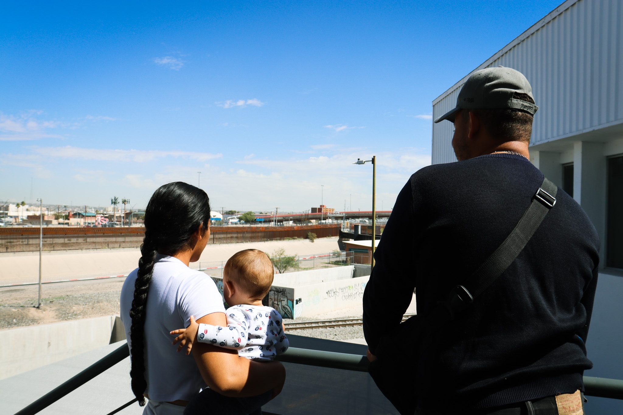 En la frontera entre México y Estados Unidos, la joven pareja venezolana formada por Lucas* y Delia* y su hijo de siete meses esperan entrar en Estados Unidos.