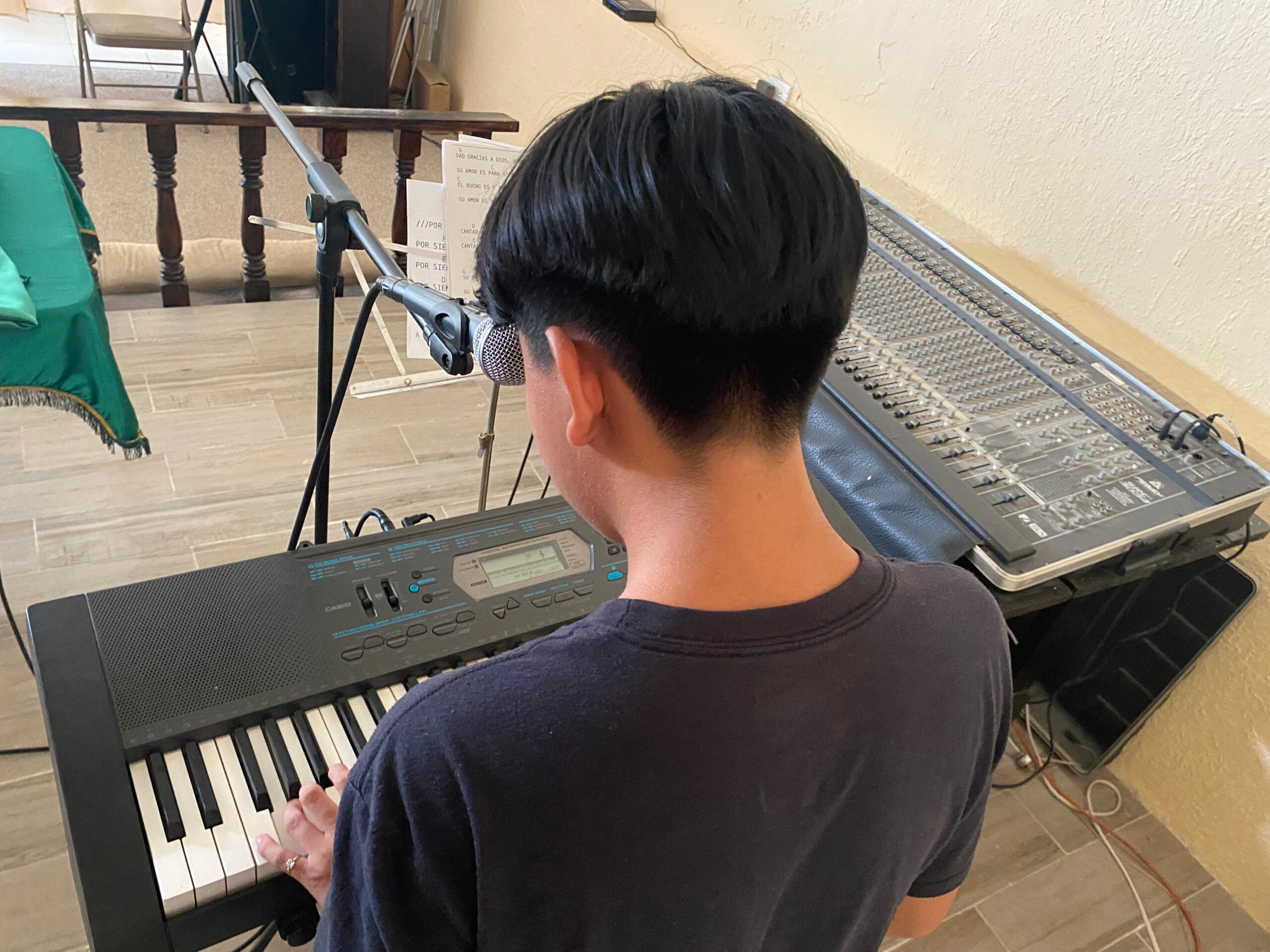 Gabriel*, en el piano del albergue