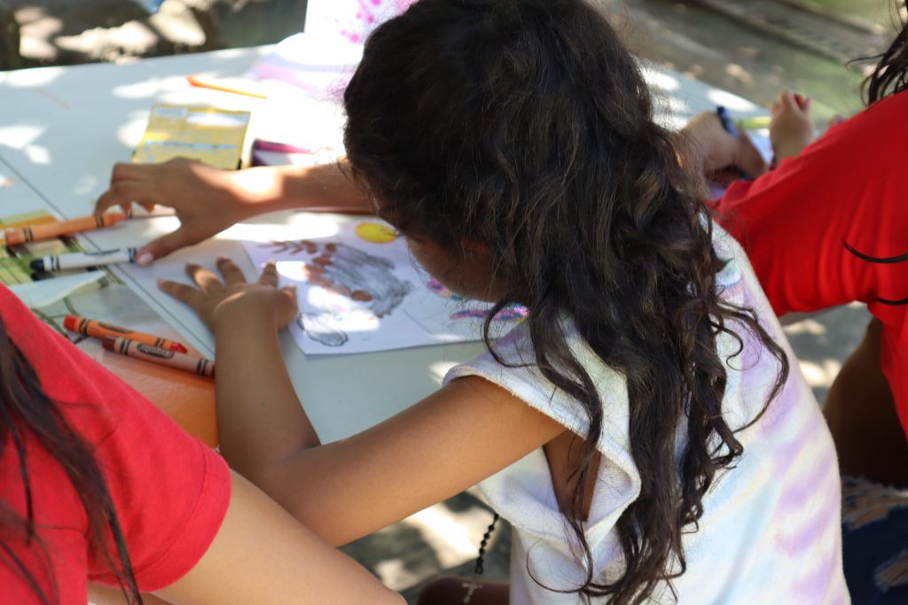 Niña en movilidad en un albergue en el sur de México.