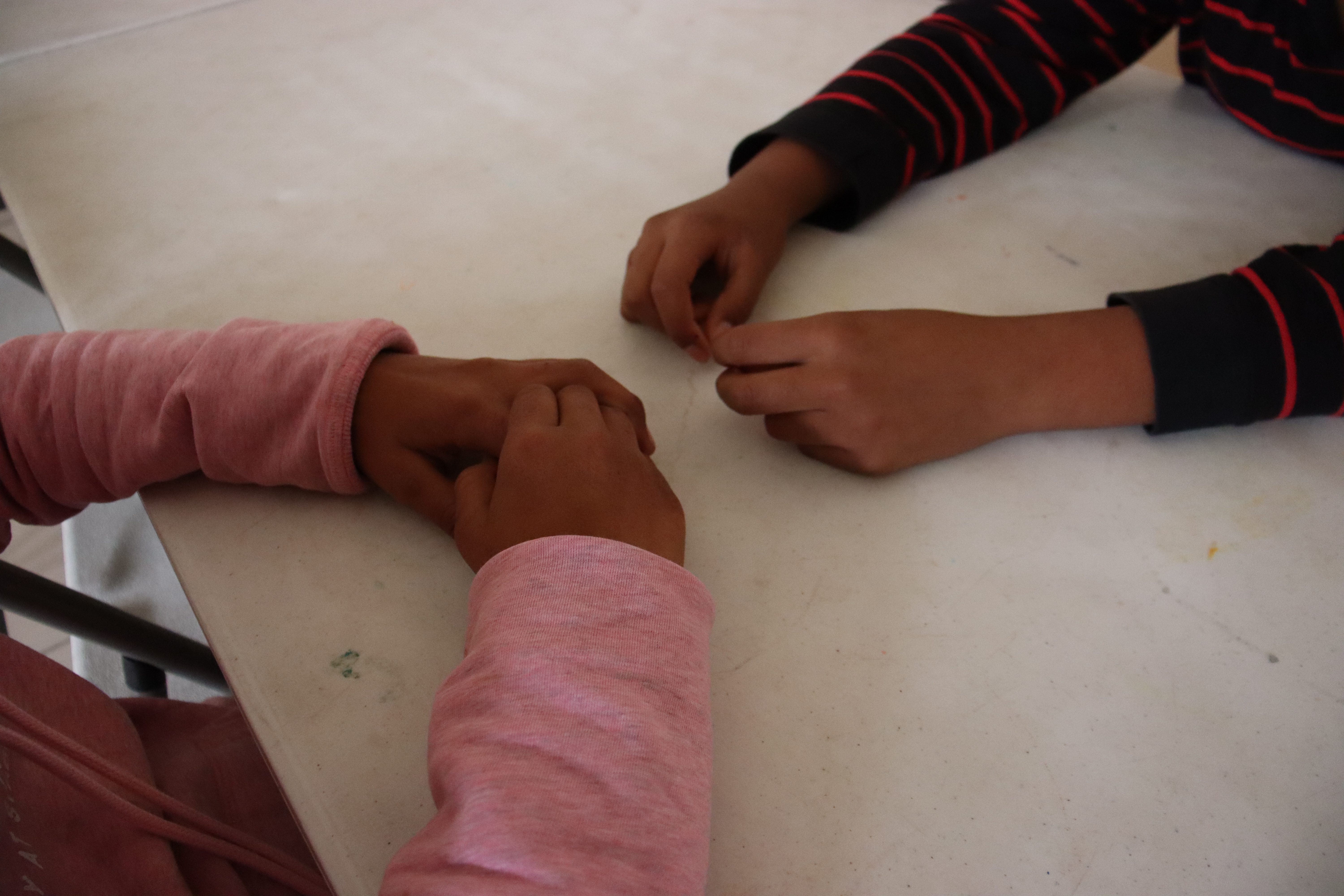 Niñas en un albergue en la frontera norte de México.