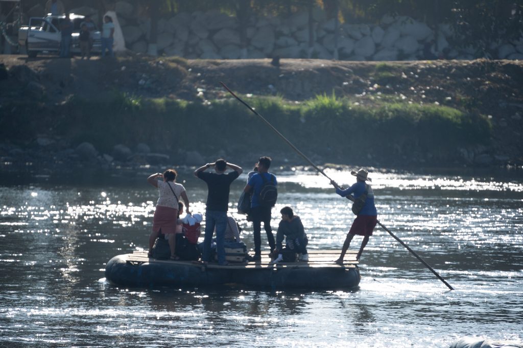 Personas en contexto de movilidad cruzando la frontera sur de México.
