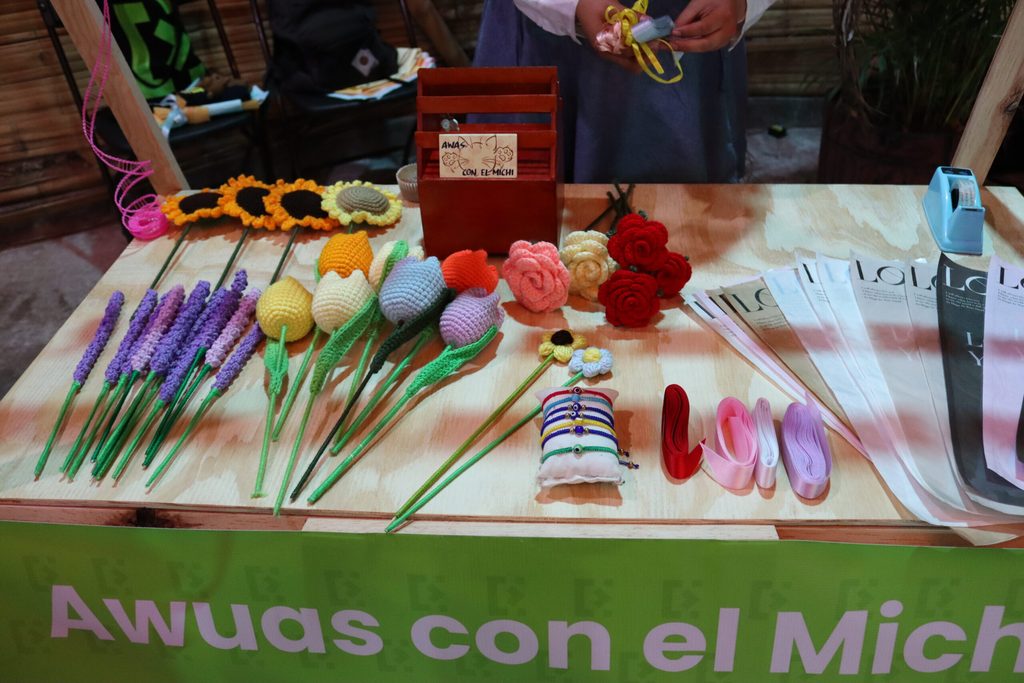 Mariana presentando los productos de su emprendimiento.