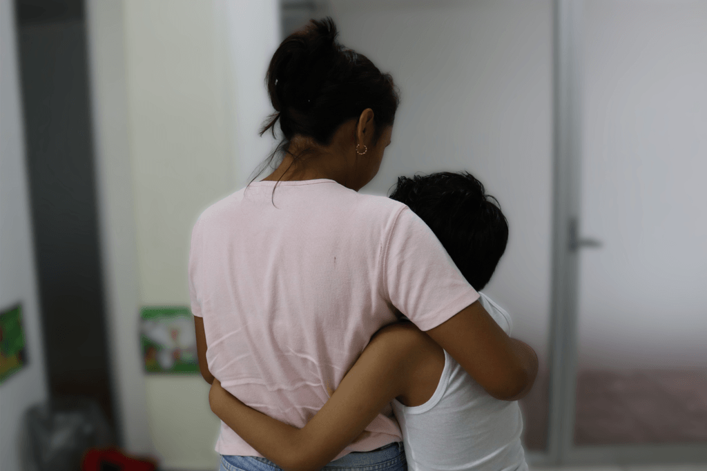 Ximena, 26 años, junto a su hijo.