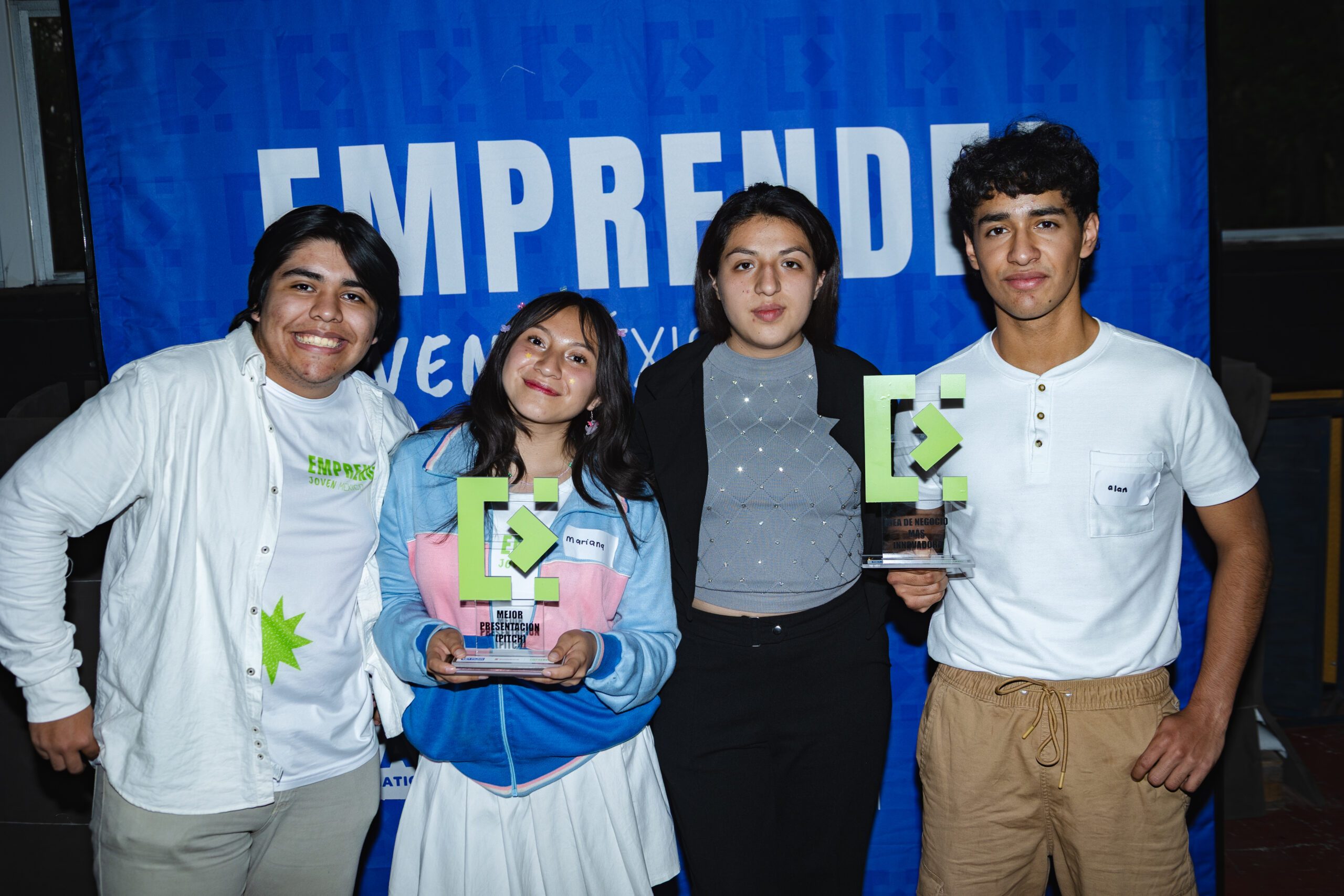 Mariana, con sus compañeros, después de ganar el premio de Capital Semilla.