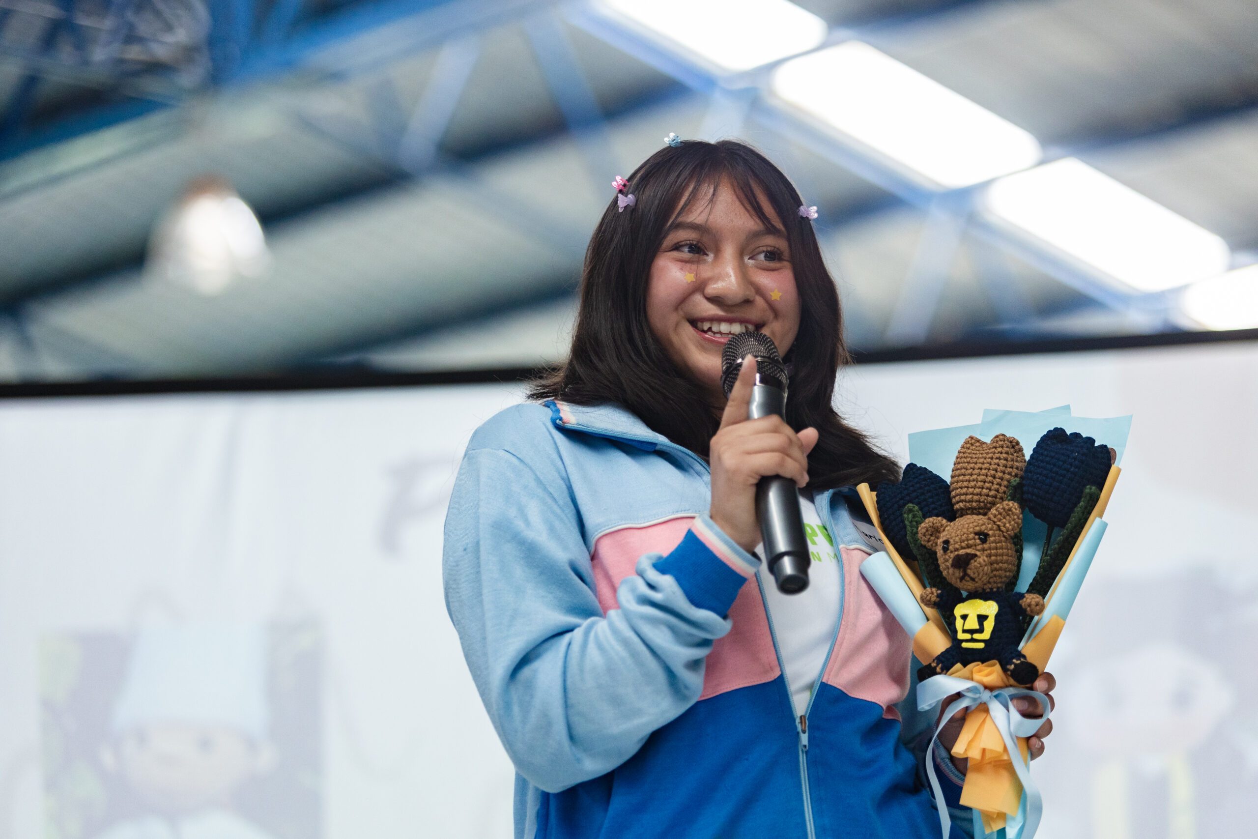 Mariana, de 23 años, presentando su emprendimiento.